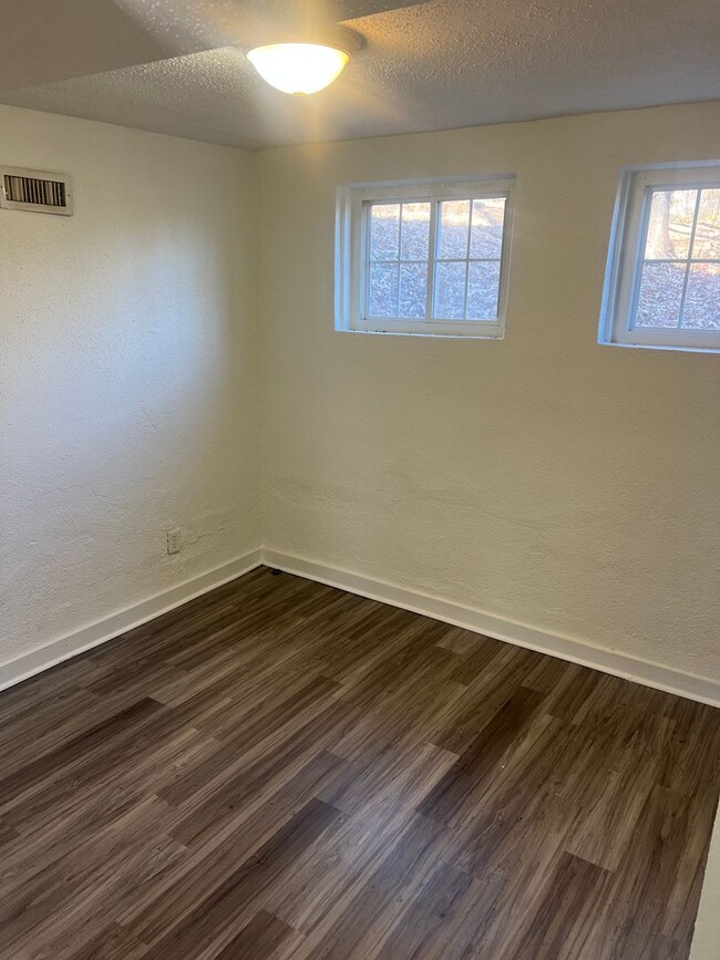 Building Photo - Newly Remodeled 2 Bedroom 1 Bath  *Water I...