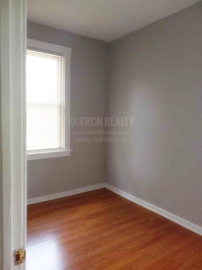 Building Photo - Cute and quiet 2 bedroom, 1 bathroom home!