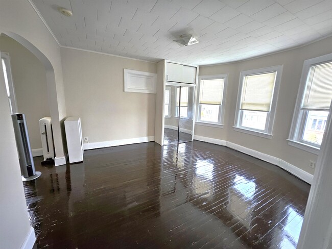 Building Photo - 726 5th St