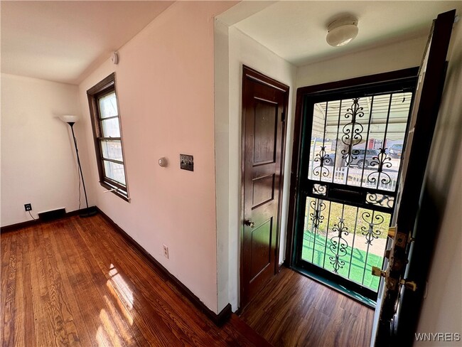 Foto del edificio - 78 Hempstead Ave