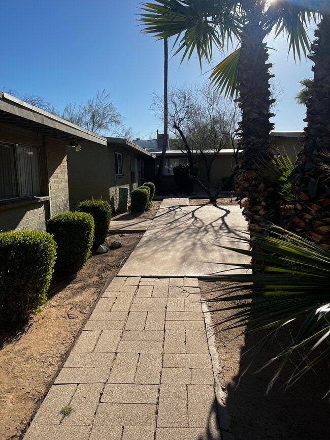 Building Photo - 2 bed two bath, with small yard. Near U of A