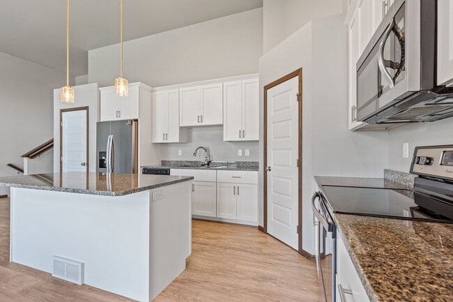 Foto del edificio - 4-bedroom, 3-bathroom West Fargo Single-Family Home w/ 3 Stall Garage