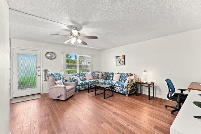 Foto del edificio - 246 Normandy Ln