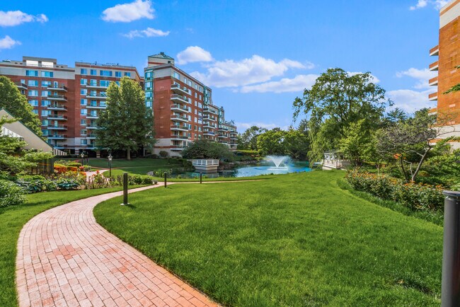 Foto del edificio - 111 Cherry Valley Ave