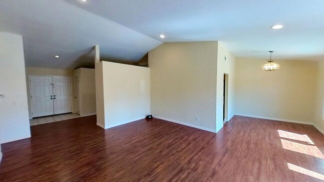 Building Photo - MOVE IN SPECIAL! Spacious 4 Bedroom 2 Bath...