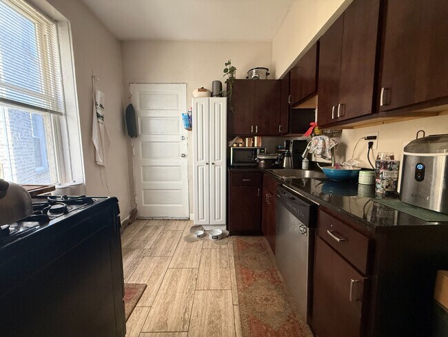 Foto del edificio - Rogers Park 2 Bed 1 Bath With Central AC & Heat, Beautiful Sunroom, Dog Friendly, Available July ...