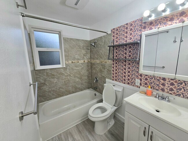 Building Photo - Lovely 2 Bedroom Home in Arlington - Pet Friendly!