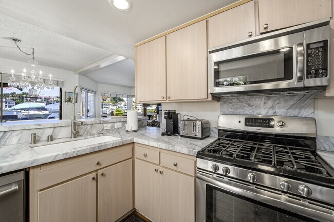 Foto del edificio - Fully Furnished Island Life Waterfront Ret...