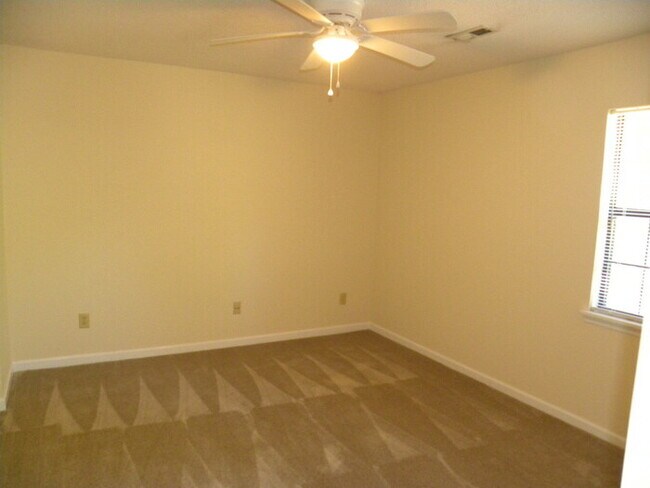 Building Photo - 2 miles from Wrightsville Beach! 2 Bedroom...