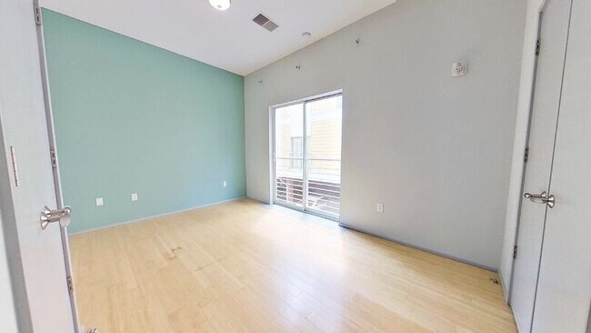 Foto del edificio - 295 McDonald Ave