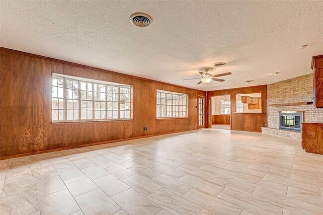 Building Photo - 2801 Whispering Pines St