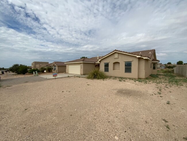 Building Photo - 3 Bedroom Single Story Home Available Near...