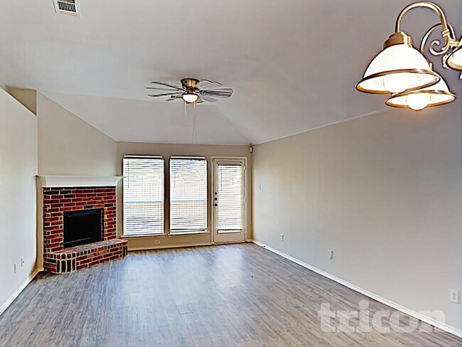 Foto del edificio - 1015 James Donald Ln