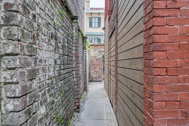 Foto del edificio - Renovated 2 Bedroom Carriage house off Laf...