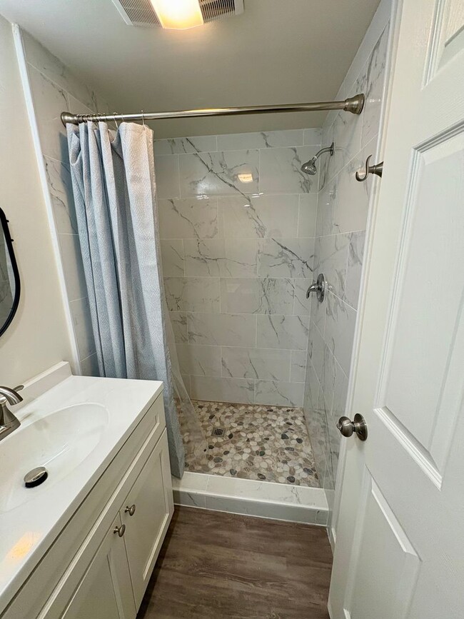Building Photo - Darling Fully Remodeled Two Bedroom with G...