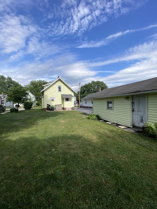 Building Photo - 752 Gasche St