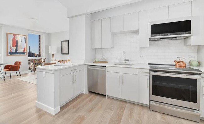 Building Photo - 1 bedroom in LONG ISLAND CITY NY 11109