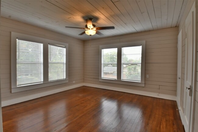 Building Photo - 409 E Austin St
