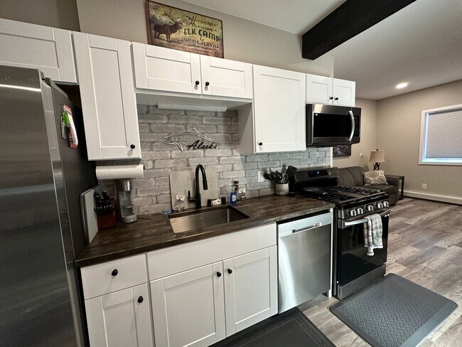 Building Photo - HIGH-END FINISHES THROUGHOUT!