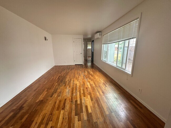 Foto del edificio - 1561 NW Highland Dr