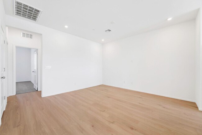 Building Photo - Modern Living in Cadence | Stylish Townhome with Open Concept & Community Amenities!