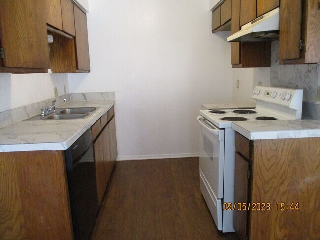 Building Photo - 523 Claire Ct 76012