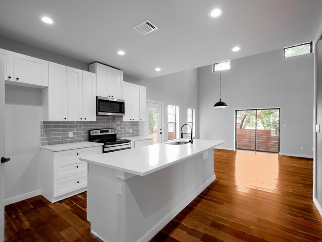 Building Photo - Modern Denver Heights home by Dignowity & ...