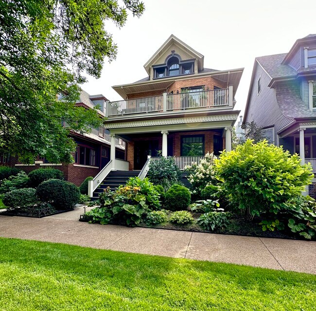 Building Photo - 5319 N Lakewood Ave