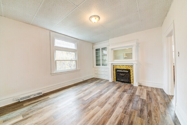 Building Photo - AVAILABLE AUGUST -  Completely Updated 4 B...