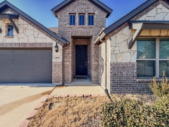 Building Photo - Charming 3-Bed Oasis with 2 Baths and Spacious 2045 Sq Ft Living in Burleson ISD!