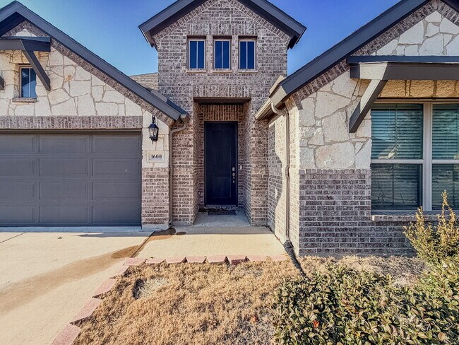 Foto del edificio - Charming 3-Bed Oasis with 2 Baths and Spacious 2045 Sq Ft Living in Burleson ISD!