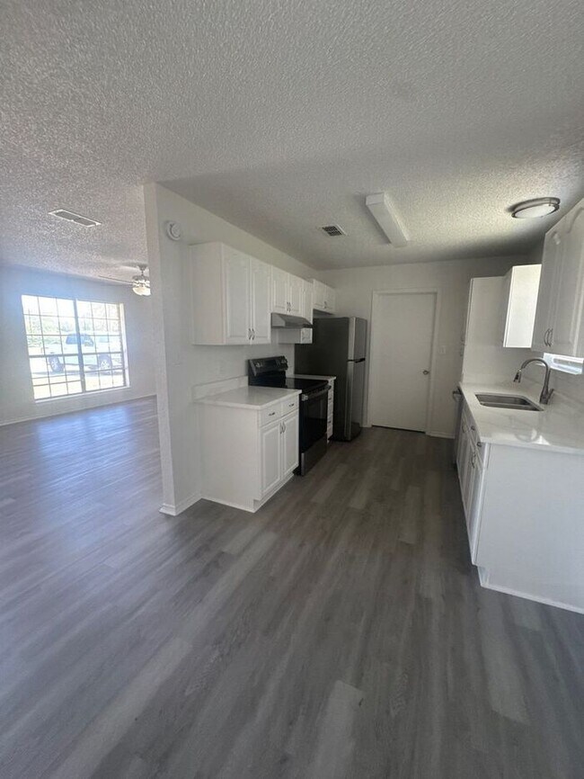 Foto del edificio - Charming 3-Bed, 2-Bath Home with Spacious ...