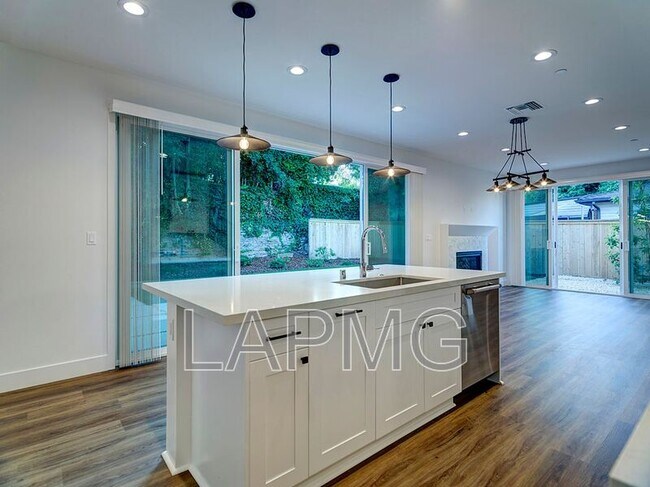 Building Photo - 5600 W 78th