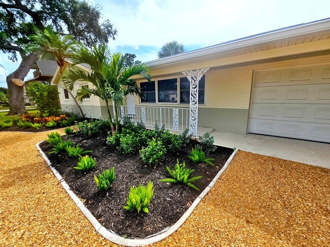 Building Photo - 3 Bedroom 2 Bath in Riveria Bay of St. Pete