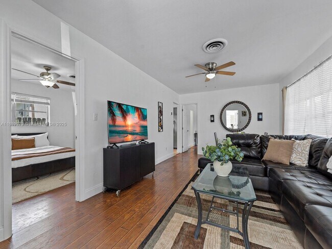 Building Photo - 1418 N 16th Ave