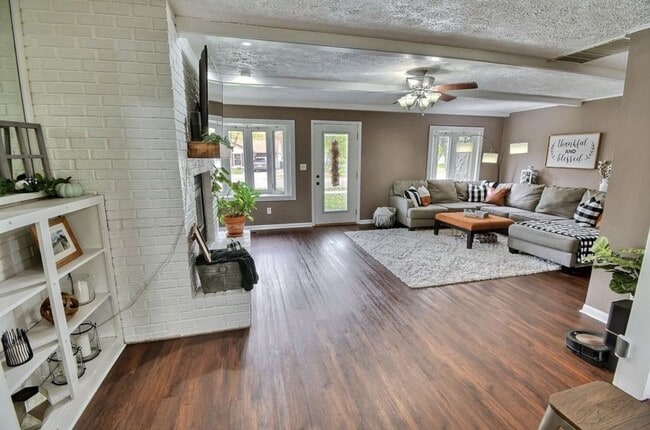 Building Photo - HOUSE....3 Bed 1 Bath