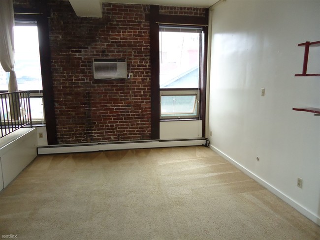 Building Photo - 1 br, 1 bath Apartment - 300 Meyran Avenue 2B