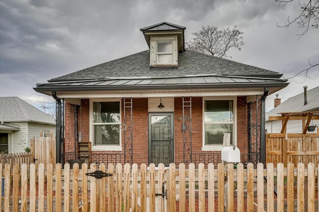 Foto del edificio - Remodeled Brick Bungalow in Denver's Globe...