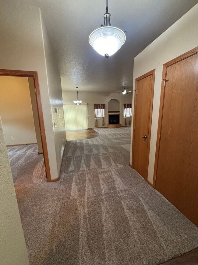 Building Photo - 4 BED | 3 BATH | TOWNHOME | BOX ELDER