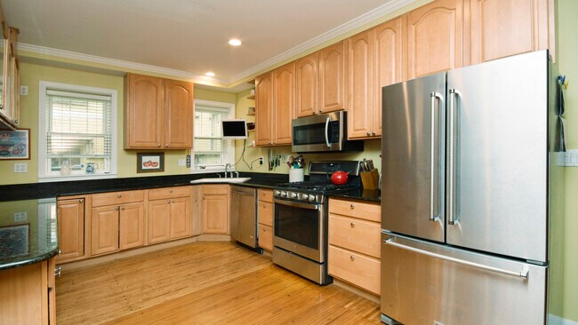 Building Photo - 5046 N Wolcott Ave
