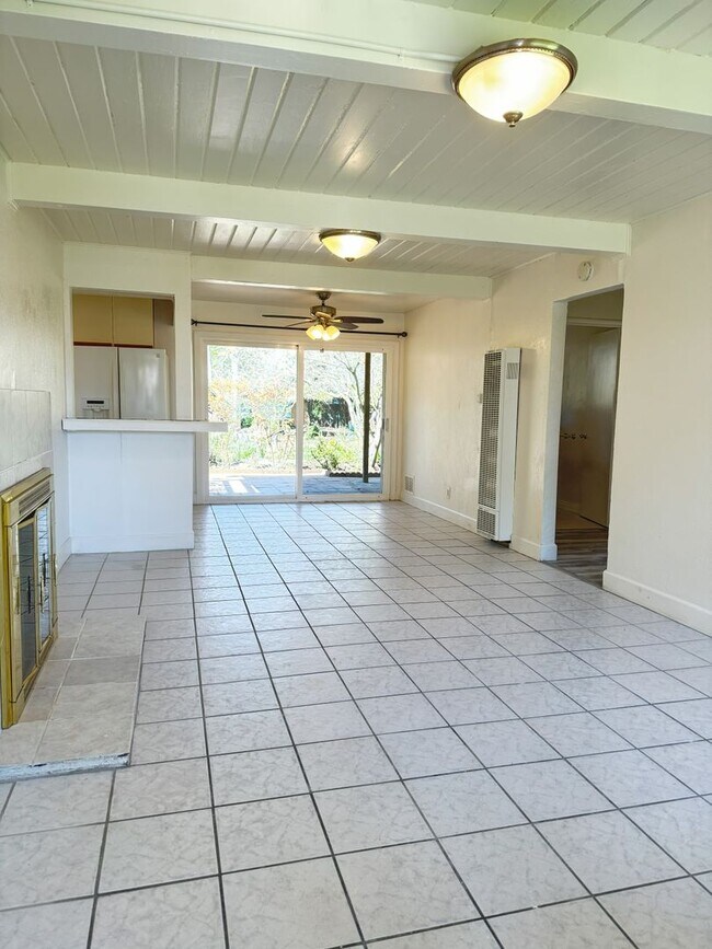 Building Photo - Charming 2 Bedroom home with large park like backyard