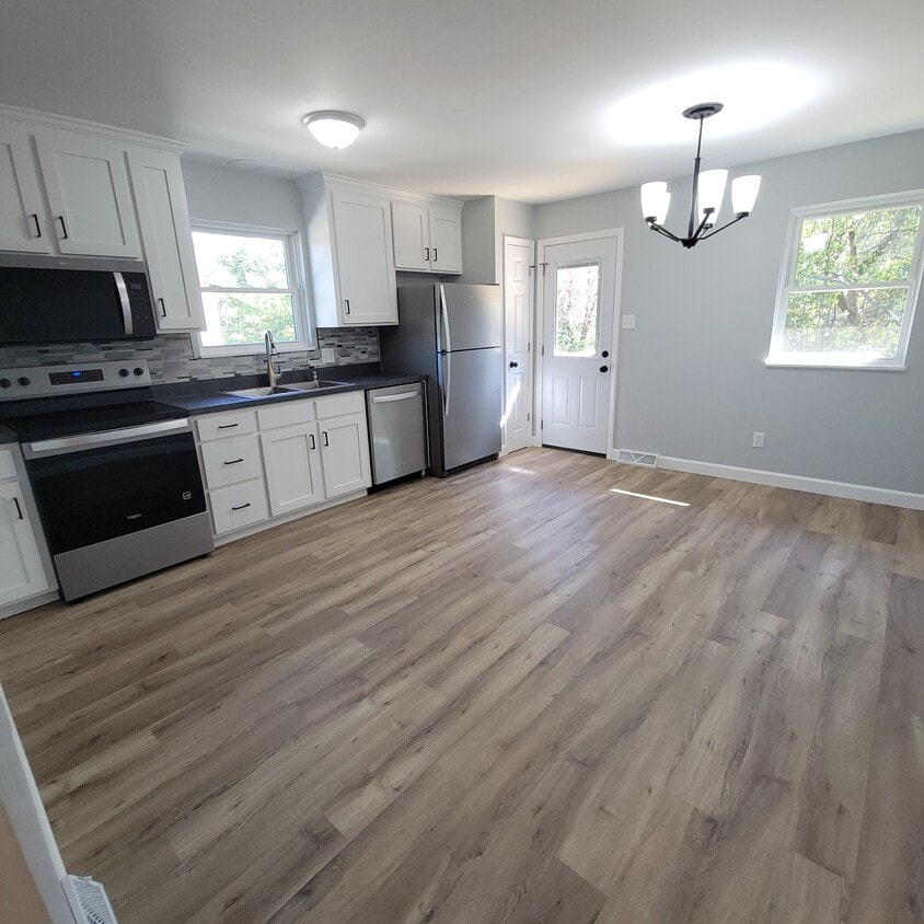 Kitchen - 429 Hutton Ln