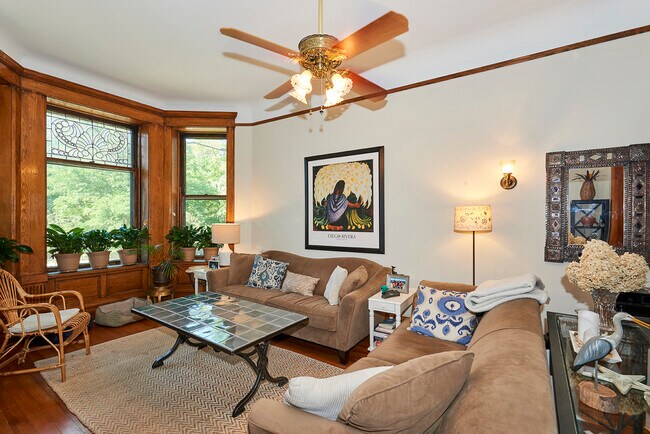 Foto del edificio - 1049 N Hoyne Ave