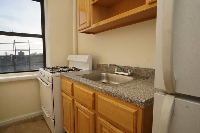 Building Photo - 253 E 181st St