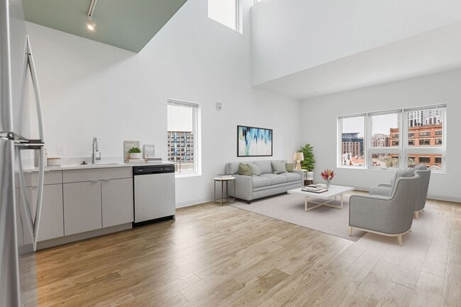 Interior Photo - Trinity St 906