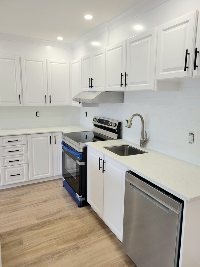 Building Photo - 214 Manchester Av