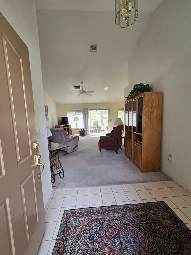 Foto del edificio - Fully Furnished single story 2 bed 2 bath ...