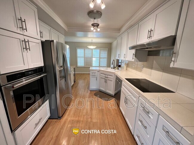 Foto del edificio - 549 Monarch Ridge Dr