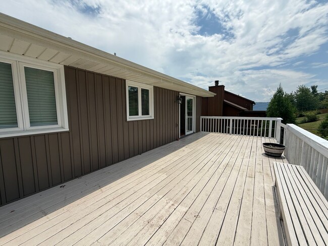 Building Photo - 3-4 bedroom 2 bath split foyer for rent