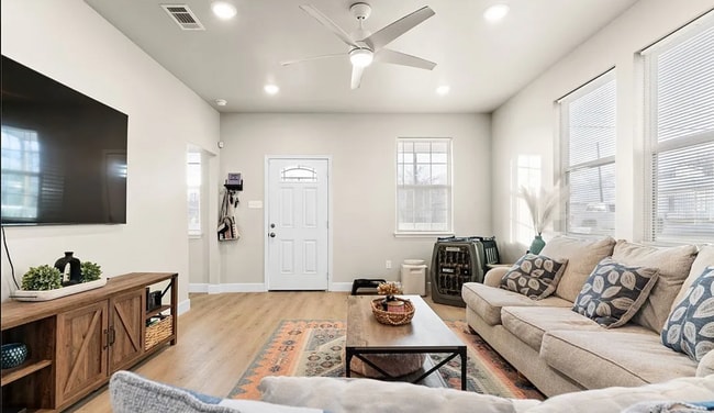 Building Photo - MUST SEE!!! Beautiful Home - Won't Last Lo...